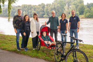  

v.l.: Ludwig Pullirsch und Iris Mayr vom LC Linz Biophilia, Familie Karner/Täubl, Petra Hartl und Bernhard Schilcher vom LC Ottensheim- Pesenbachtal (c)Pullirsch
