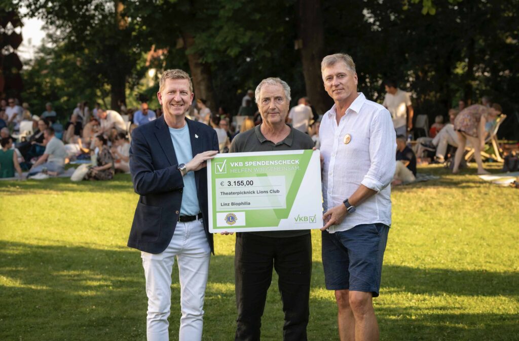 Foto –© Ludwig Pullirsch v. l.: Rektor Martin Rummel, Anton Bruckner Privatuniversität, Regisseur Peter Wittenberg und Stefan Dinges, Präsident des LC Linz Biophilia, bei der Scheckübergabe.